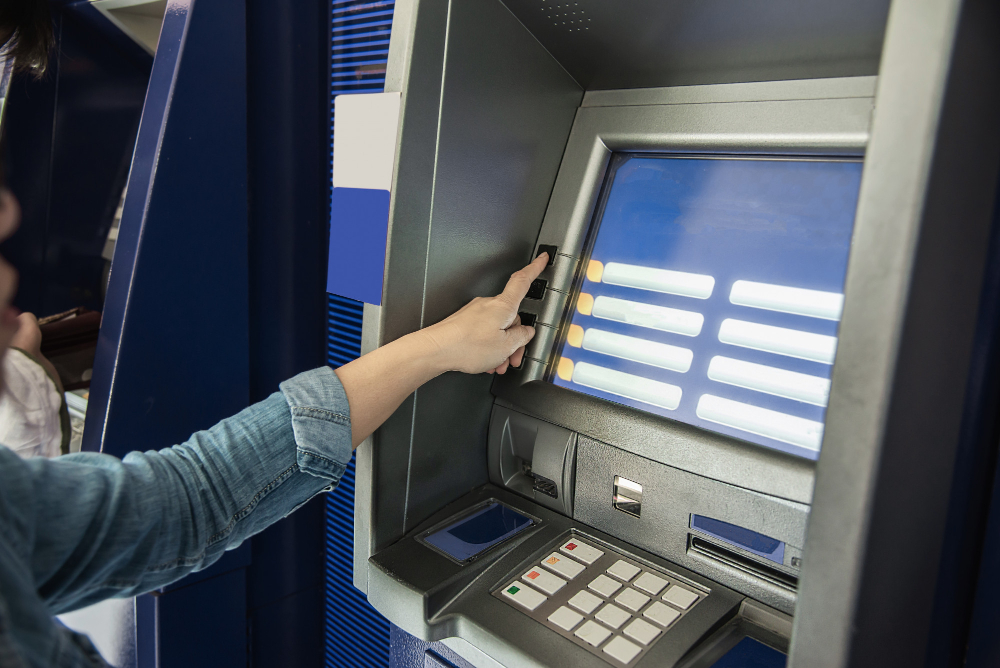 Készpénzfelvétel bedigitalizált bankkártyával